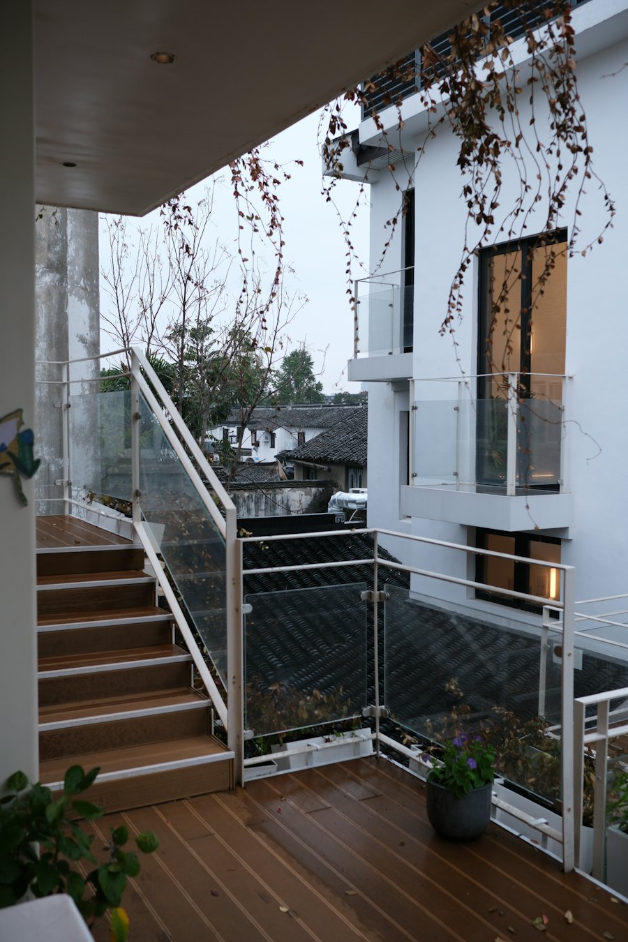Terraza de madera con baranda de vidrio y escalera, barandas de vidrio en Chile
