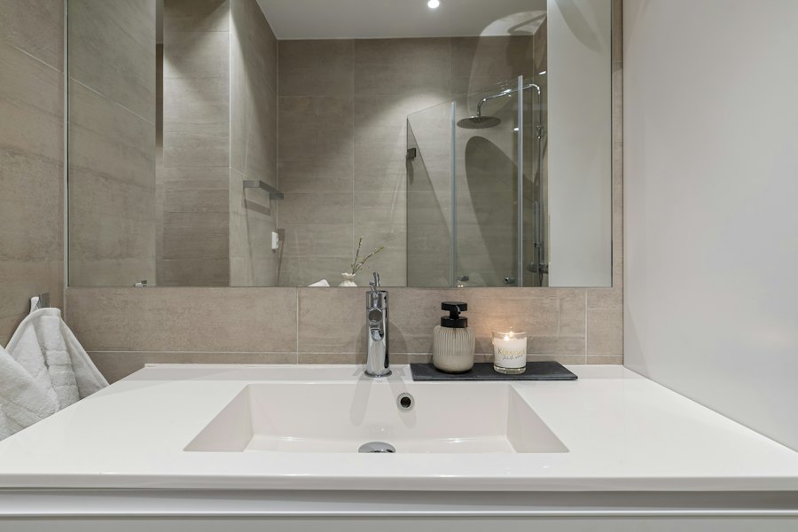 Espejo grande sobre un lavamanos de baño, espejos para baño en Chile