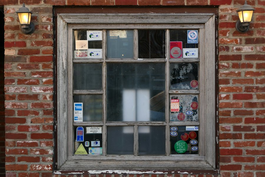 Ventana antigua de madera con cuadros de vidrio, reposición en marcos de madera en Chile