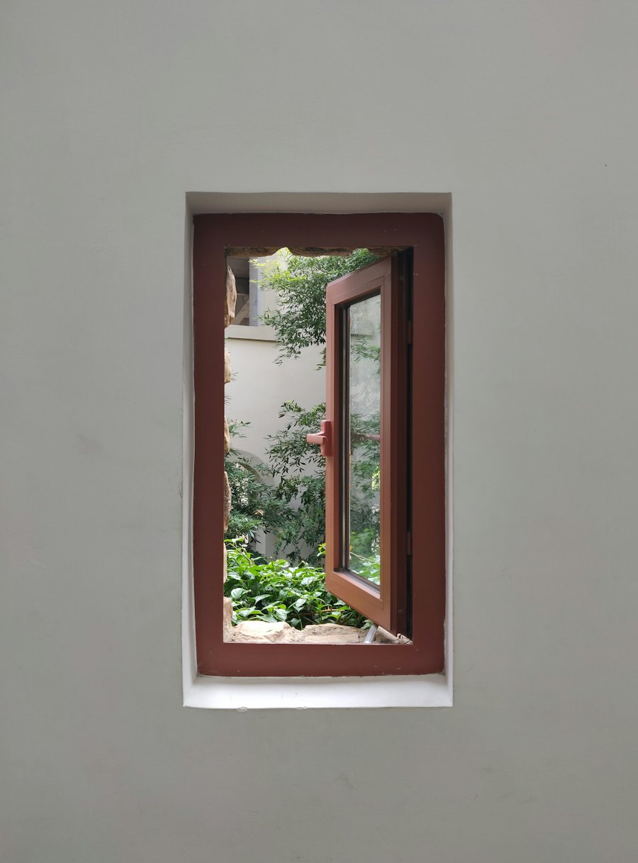 Ventana con marco de madera abierta, reparación de ventanas termopanel en Chile
