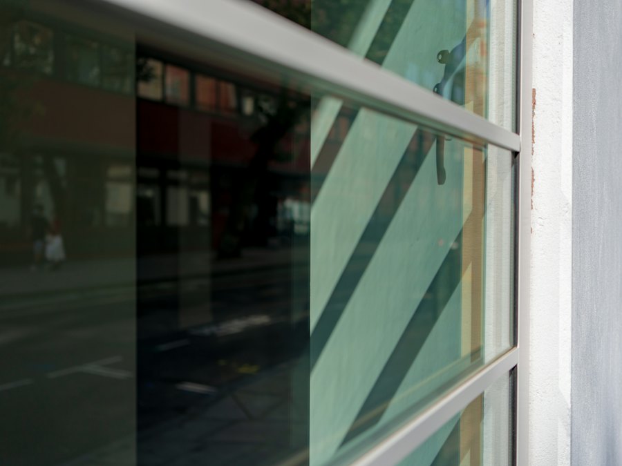 Ventana con el reflejo de la calle y el tráfico, termopanel acústico en Chile