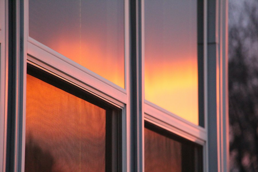 Ventanal con el reflejo del atardecer, termopanel para ventanales en Chile