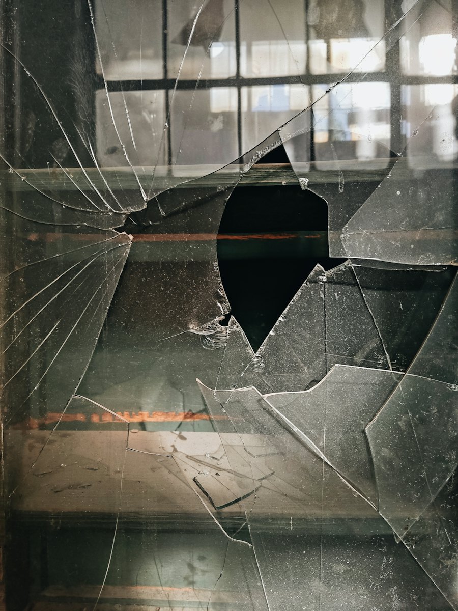 Vidrio roto en la ventana de un local, cambio de vidrios en Pucón